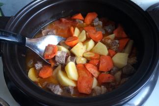 差20分钟时，将土豆胡萝卜倒入锅中，加适量盐，混合均匀，完成剩下的时间。