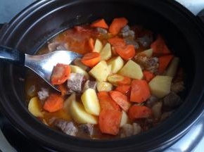 差20分钟时，将土豆胡萝卜倒入锅中，加适量盐，混合均匀，完成剩下的时间。