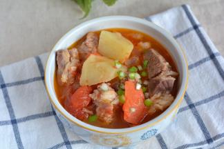 喝一碗酸汤，吃一口牛肉，土豆面面的，胡萝卜微甜，真好吃啊