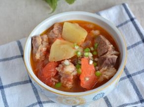 喝一碗酸汤，吃一口牛肉，土豆面面的，胡萝卜微甜，真好吃啊