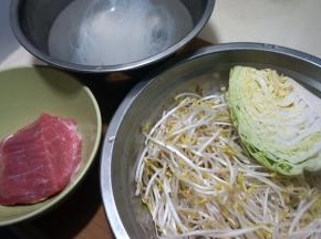牛里脊、圆白菜、豆芽、粉丝准备好，粉丝凉水泡软