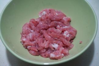 里脊切细丝，放一小勺淀粉、盐、少许清水，混合均匀，腌10分钟