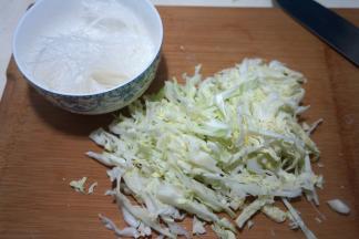 圆白菜切细丝，粉丝泡软后剪短