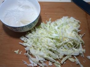 圆白菜切细丝，粉丝泡软后剪短