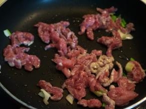 将肉丝入锅中，用铲子或者筷子快速划散