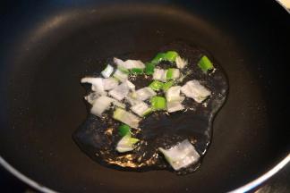 炒锅中倒适量油，先将葱花煸炒出香味