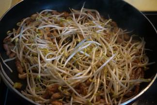 将豆芽菜倒入，翻炒一分钟左右