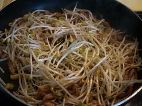 将豆芽菜倒入，翻炒一分钟左右