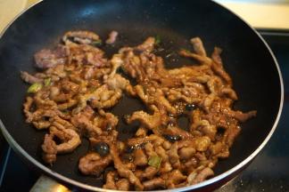 变色后倒少许酱油调色