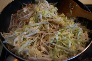 再将圆白菜丝倒入锅中翻炒略变软