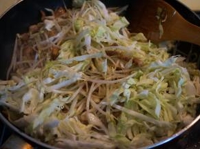 再将圆白菜丝倒入锅中翻炒略变软