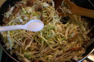 根据口味撒少许盐