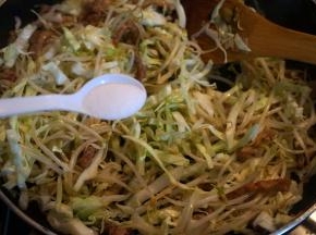 根据口味撒少许盐