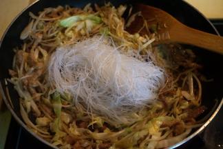 待菜变软后，将粉丝入锅中