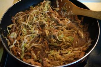 将粉丝扒拉到锅底，吸足菜汁变软成熟，出锅