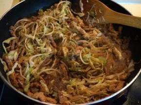 将粉丝扒拉到锅底，吸足菜汁变软成熟，出锅