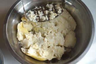 土豆蒸熟、去皮，入盆中，用土豆压泥器压碎