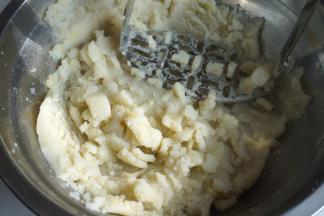 反复压几次成细腻的土豆泥