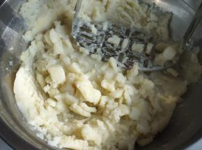 反复压几次成细腻的土豆泥