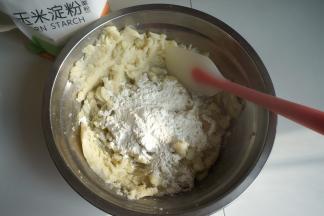 加入适量的玉米淀粉，再加少许盐
