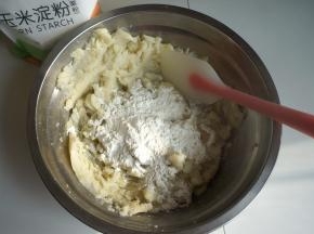 加入适量的玉米淀粉，再加少许盐