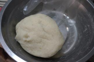 戴上一次性手套揉成团，如果淀粉少，再逐渐加入，以能成团就可以