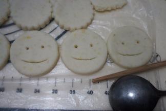 来做个笑脸：筷子头捅两个眼，勺子压出大嘴