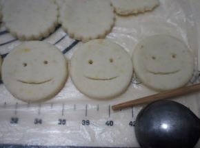 来做个笑脸：筷子头捅两个眼，勺子压出大嘴