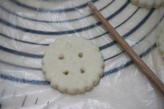 再来做个钮扣的：筷子头捅四个眼；还可以做出其它造型，这样做的目的一是好看，二是透气熟得快；不扎眼也可以噢