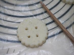 再来做个钮扣的：筷子头捅四个眼；还可以做出其它造型，这样做的目的一是好看，二是透气熟得快；不扎眼也可以噢