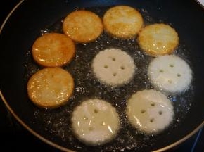 平底煎锅中倒适量油，将土豆饼放入锅中，中小火煎炸至两面金黄