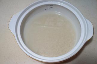 大米适量，清洗干净，入锅中