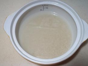 大米适量，清洗干净，入锅中