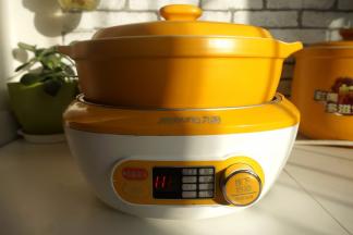 将锅安放好，通电，选择“煲仔饭”程序，用普通的砂锅或者电饭煲也可以噢