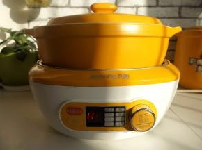 将锅安放好，通电，选择“煲仔饭”程序，用普通的砂锅或者电饭煲也可以噢