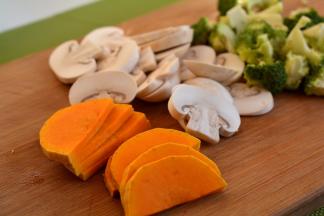 南瓜切厚片，口蘑切厚片，西兰花掰小朵，口蘑和西兰花入开水锅中焯一下捞出备用