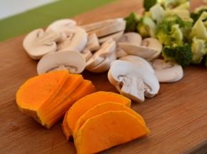 南瓜切厚片，口蘑切厚片，西兰花掰小朵，口蘑和西兰花入开水锅中焯一下捞出备用