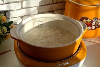 锅子发出提示音，米饭差不多好了；如果用普通砂锅或者电饭煲，自己可以计算一下时间，估摸着水都吸干了，就可以开盖了