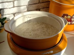 锅子发出提示音，米饭差不多好了；如果用普通砂锅或者电饭煲，自己可以计算一下时间，估摸着水都吸干了，就可以开盖了