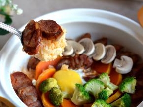 舀一勺，香甜的米饭中渗透着麻辣油，味道虽然淡，却悠香