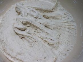 先提前揉面，面粉量根据自家的食用量来定。用酵母来发面就可以。打个比方，500克的面粉，所用的酵母是5-8克，夏天用5克，冬天冷，可以适当多放一点，但也不要太多，要不然会有浓重的酵母味儿，也不好吃。凉水或者温水和面都可以，软硬自己拿捏。蒙块湿布再盖上盖子放在温暖处发酵，待面团是原来的2-2.5倍大时，掀起面团，下面的面组织细蜜，有均匀的气孔，发酵成功