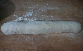 发好的面团取出，放在案板上，撒一些面粉，稍微揉揉就可以，然后搓成粗长条