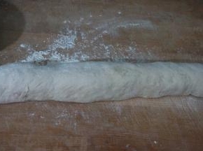 发好的面团取出，放在案板上，撒一些面粉，稍微揉揉就可以，然后搓成粗长条