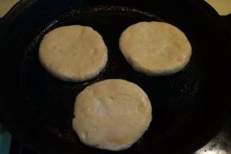 饼铛中倒少许的油，在铛底晃均匀，然后将面坯放入锅中，进锅之前最好能将表面的干面粉掸干净，防止干面粉糊锅