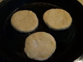 饼铛中倒少许的油，在铛底晃均匀，然后将面坯放入锅中，进锅之前最好能将表面的干面粉掸干净，防止干面粉糊锅