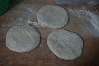 剂子按扁，用擀面杖略微擀擀就成