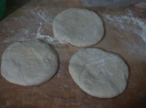 剂子按扁，用擀面杖略微擀擀就成