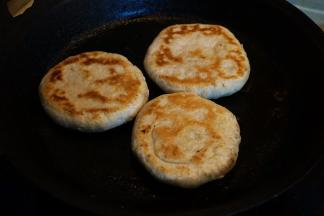 翻面烙，盖盖，小火，待饼子鼓起来了，两面金黄，就可以出锅了