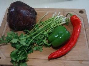 来处理一下肉夹馅：酱肘子是自制的，也可以用卤肉，青、红椒各一个，香菜两棵