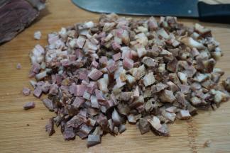 肘子取适量，先切片，再切条，再切成丁